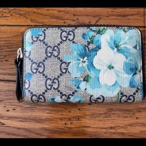 Gucci Blooms GG supreme zip around wallet